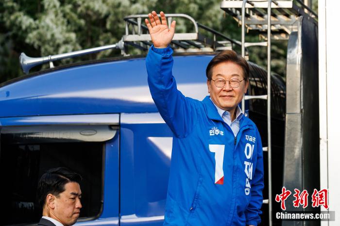 当地时间2025年5月21日，韩国仁川，李(🥝)在明出席竞选活动。图/视觉中国