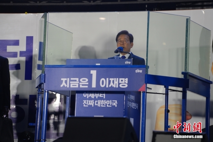 当地时间6月4日凌晨，韩国中央选举管理委员会发布的计票数(♐)据显示，共(🙃)同民主党候选人李(🐟)在明确定当选第21届韩国总统。图为当天凌晨，李在明在汝矣岛国会附近发表讲话。中新社记者 刘旭 摄